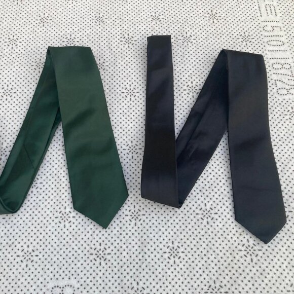 Set of 2 Men Slim Necktie Fashion Solid Ties Black and Dark Green - Picture 6 of 9